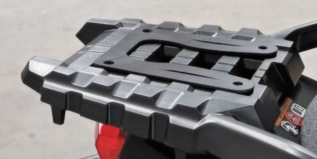 Suzuki V-Strom DL 800 DE - SE 2023-2025 e5 Placa de montaje para baúl superior de 35 litros GPR TECH Aluminio negro